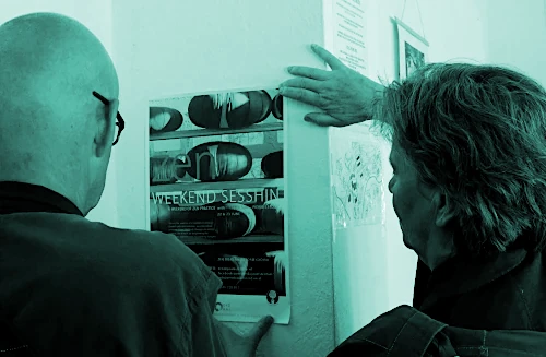 Pratiquant de zazen méditant assis dans un dojo en Bourgogne, en posture traditionnelle.